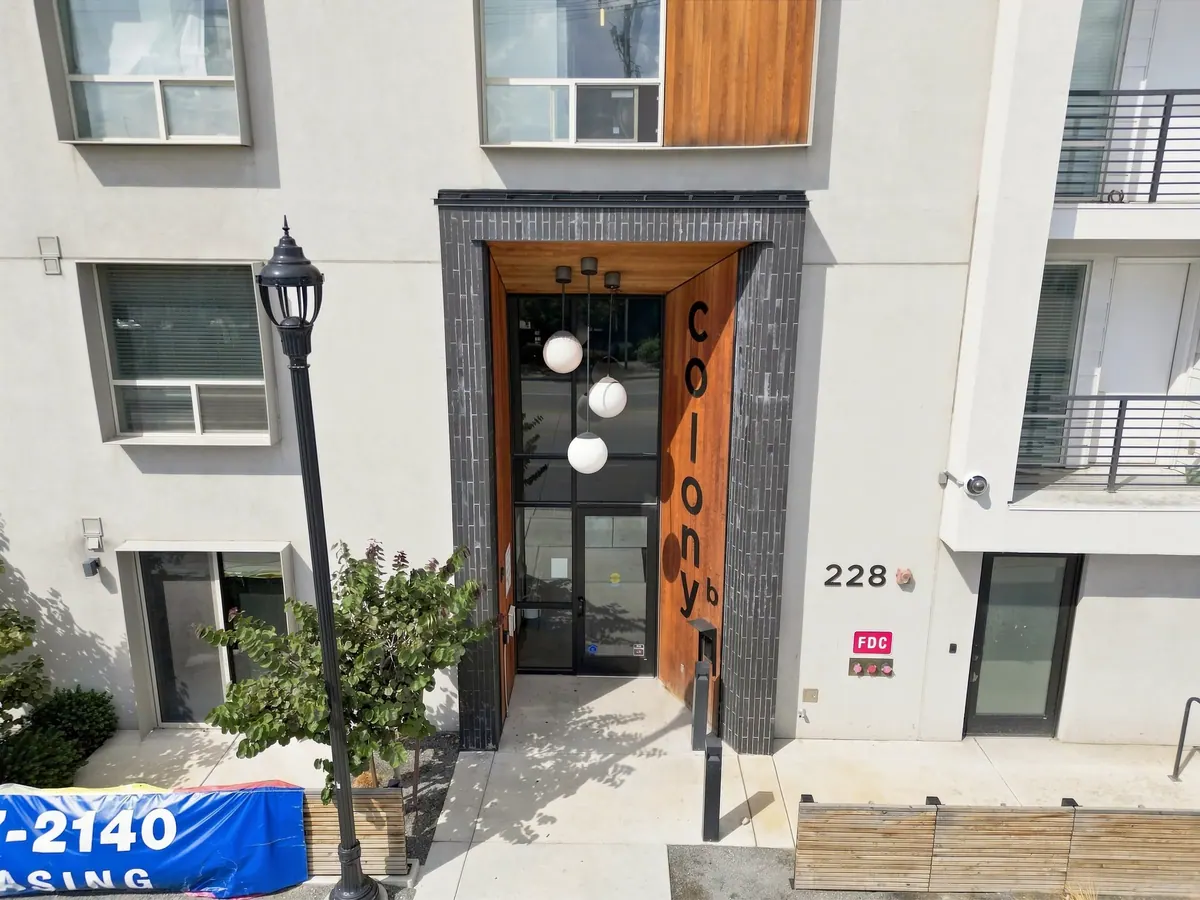 Close view of a residential entrance at Colony B Apartments