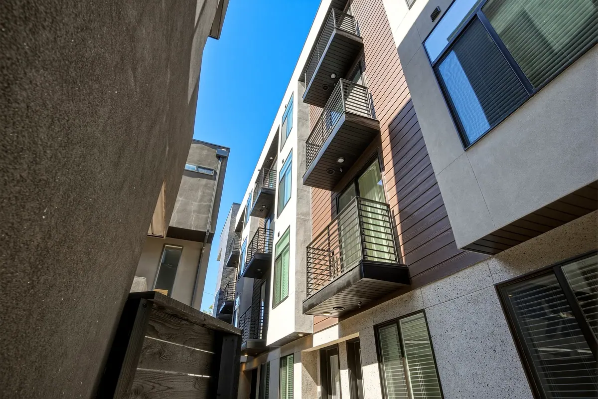 820 Lofts side courtyard with projecting balconies